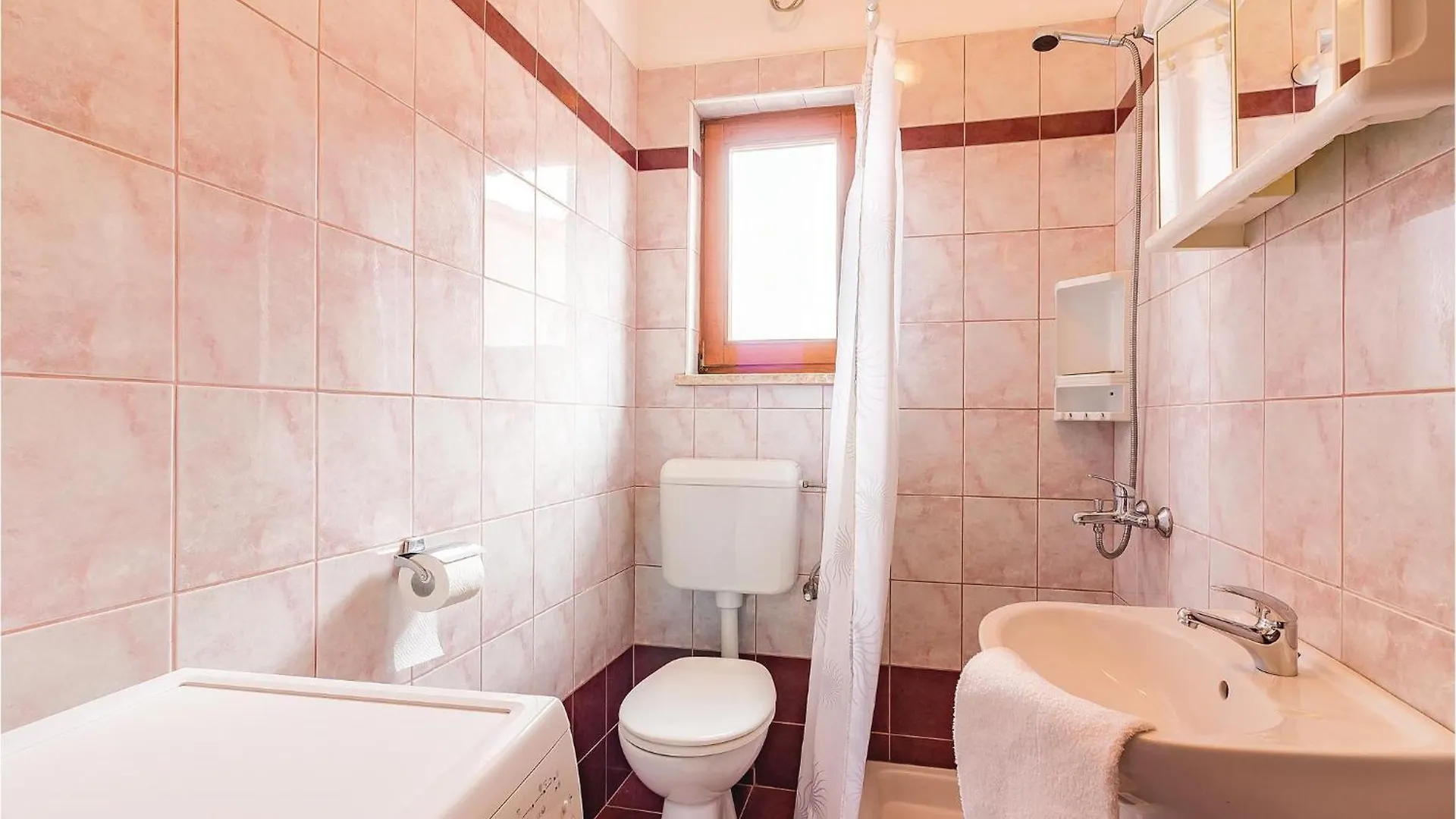 4 Bedroom Lovely Apartment In Stinjan Croatia