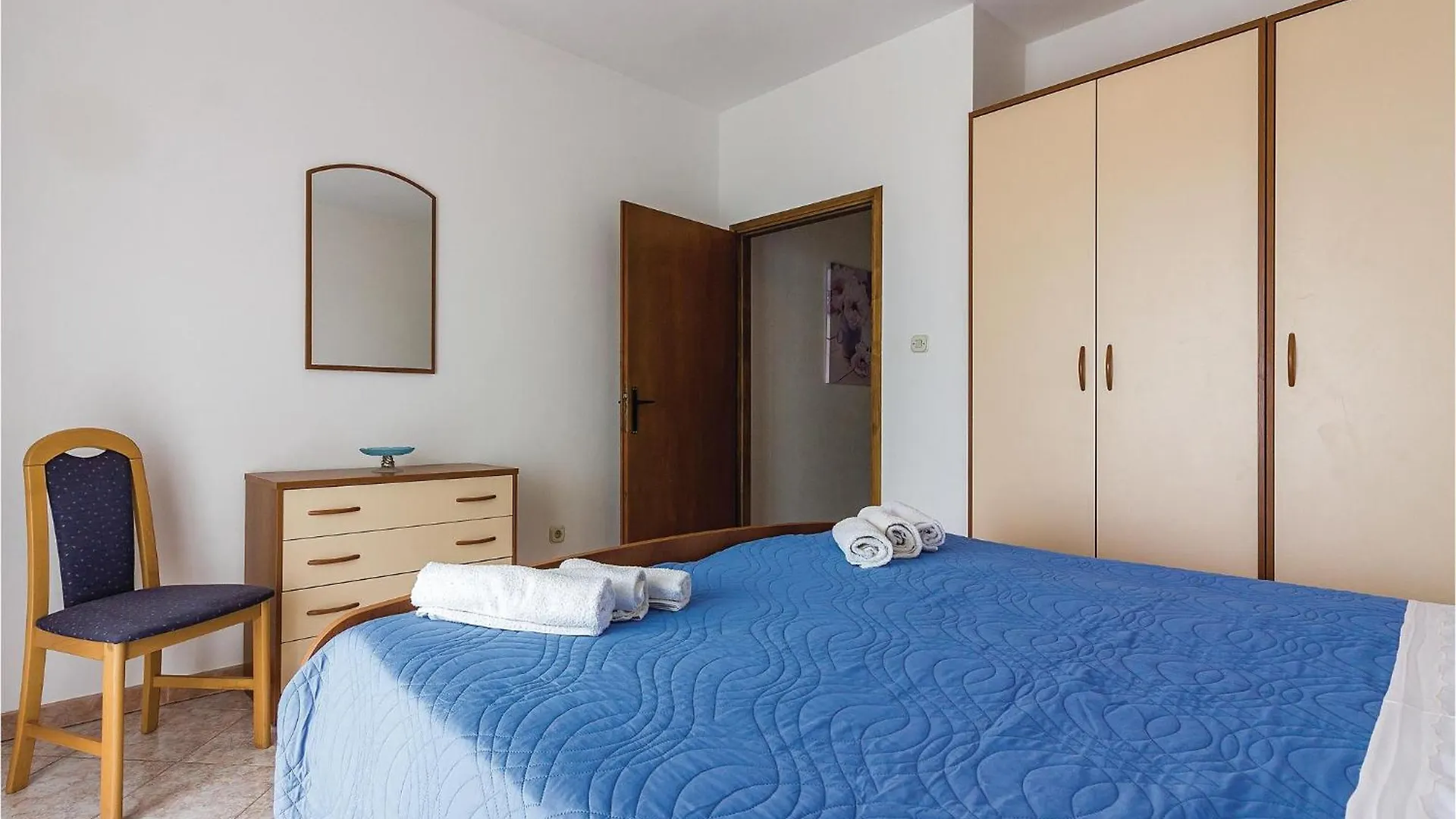 4 Bedroom Lovely Apartment In Stinjan