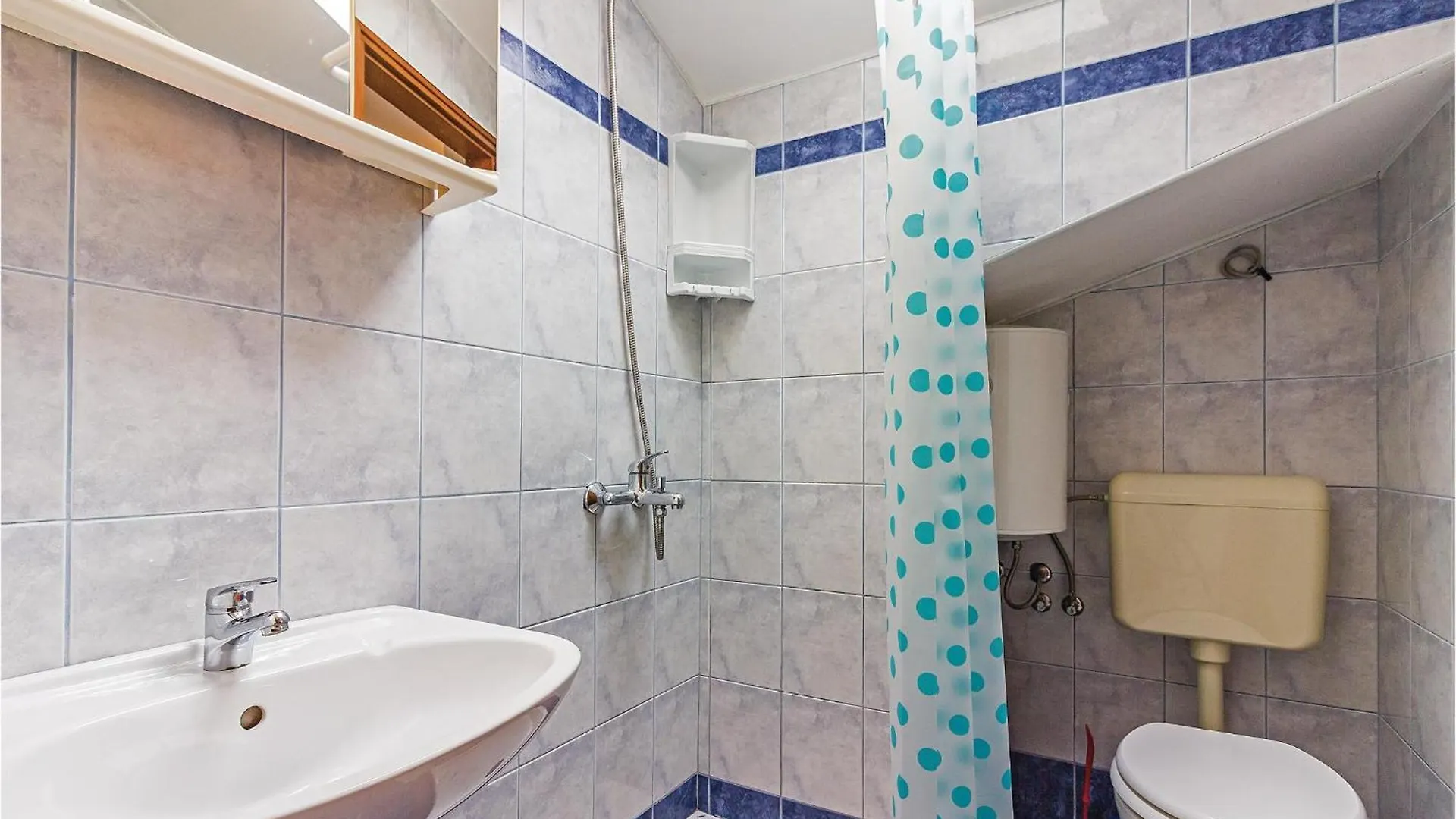 4 Bedroom Lovely Apartment In Stinjan