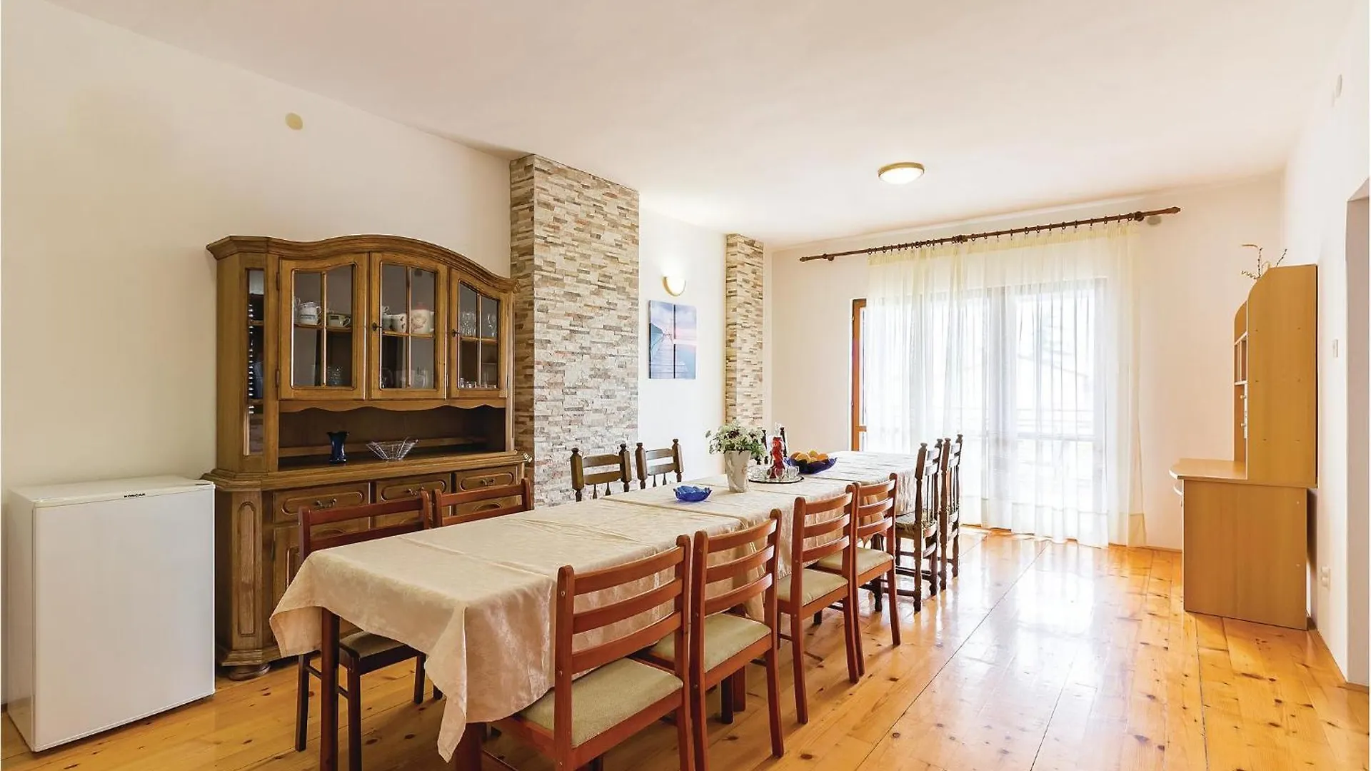4 Bedroom Lovely Apartment In Stinjan 0*,