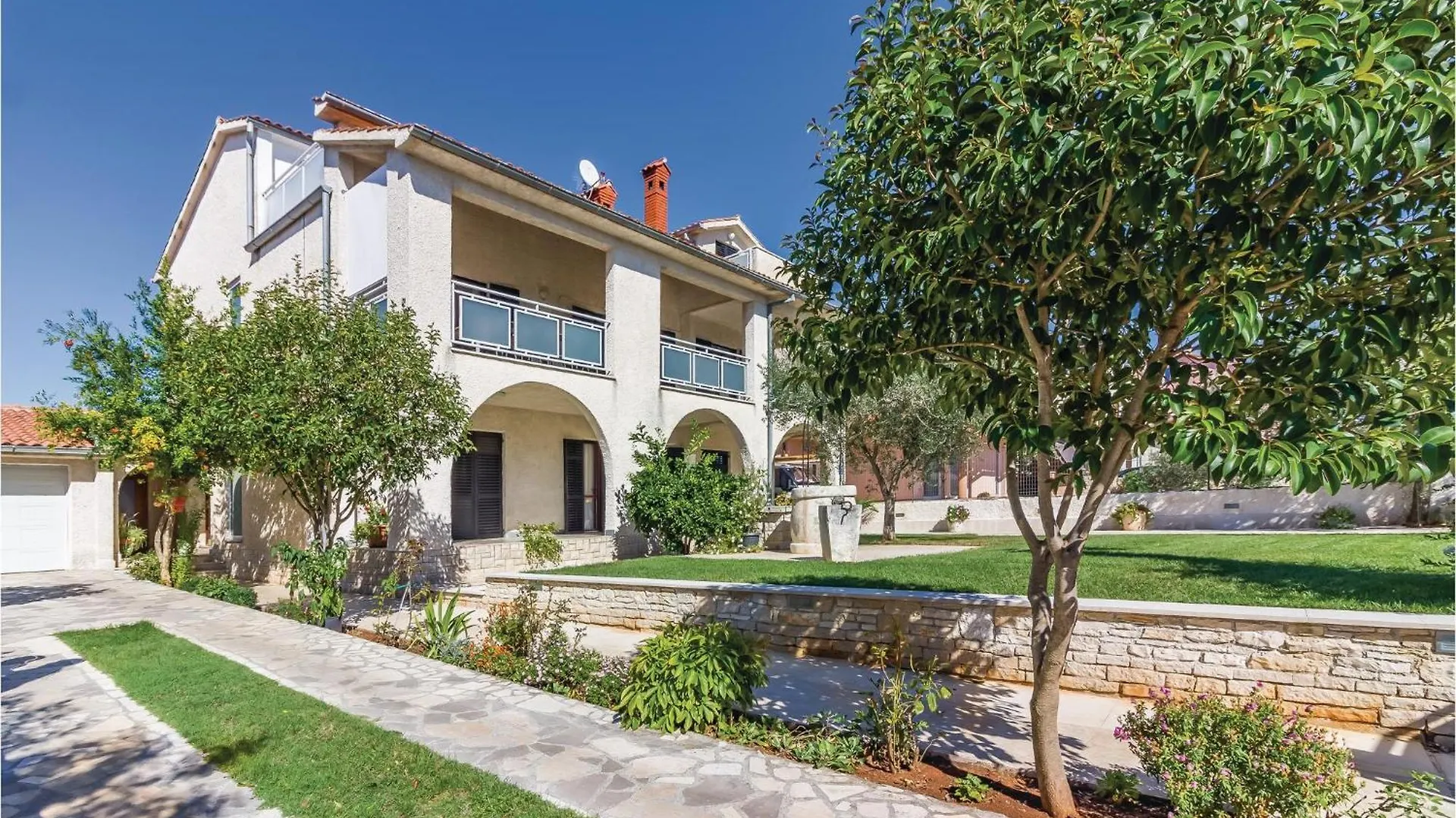 4 Bedroom Lovely Apartment In Stinjan