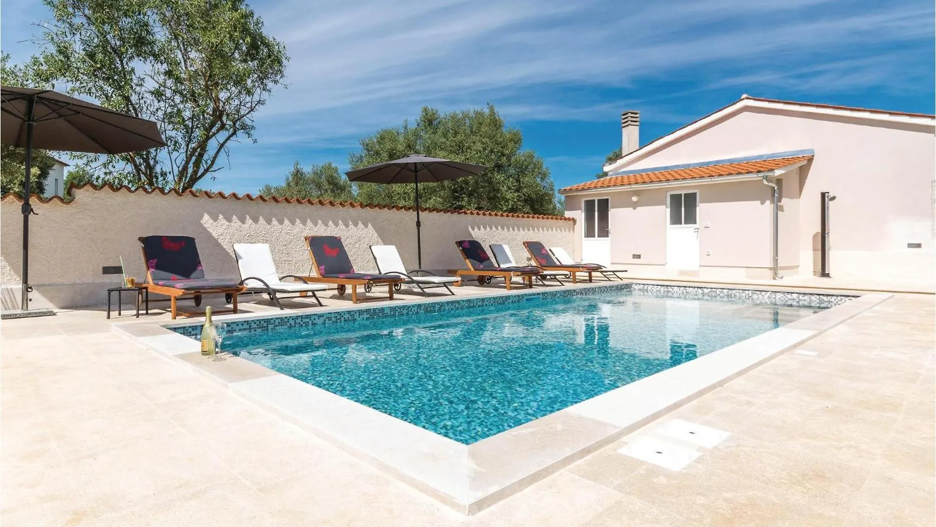 4 Bedroom Lovely Apartment In Stinjan 0*,