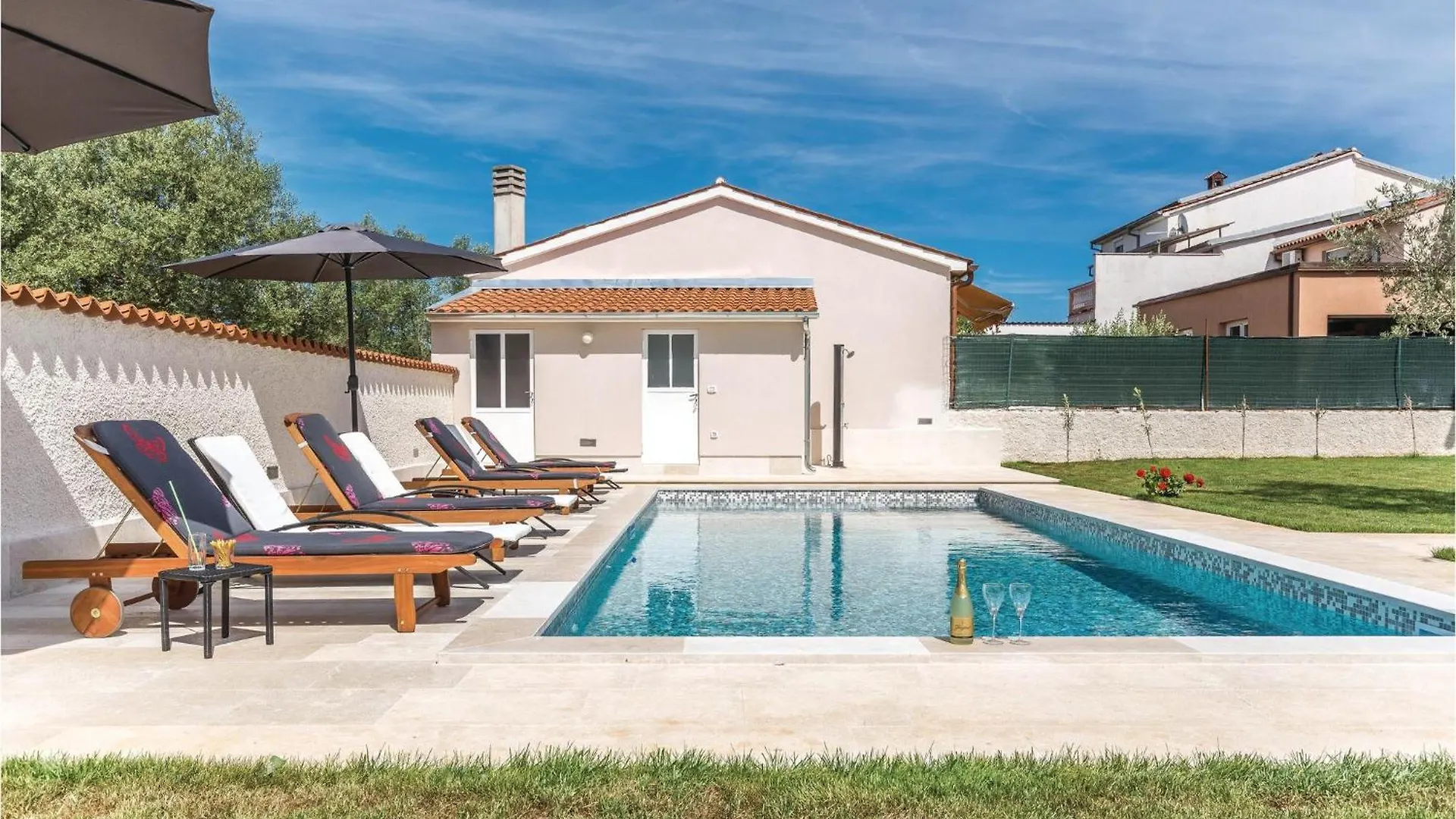 4 Bedroom Lovely Apartment In Stinjan 0*,