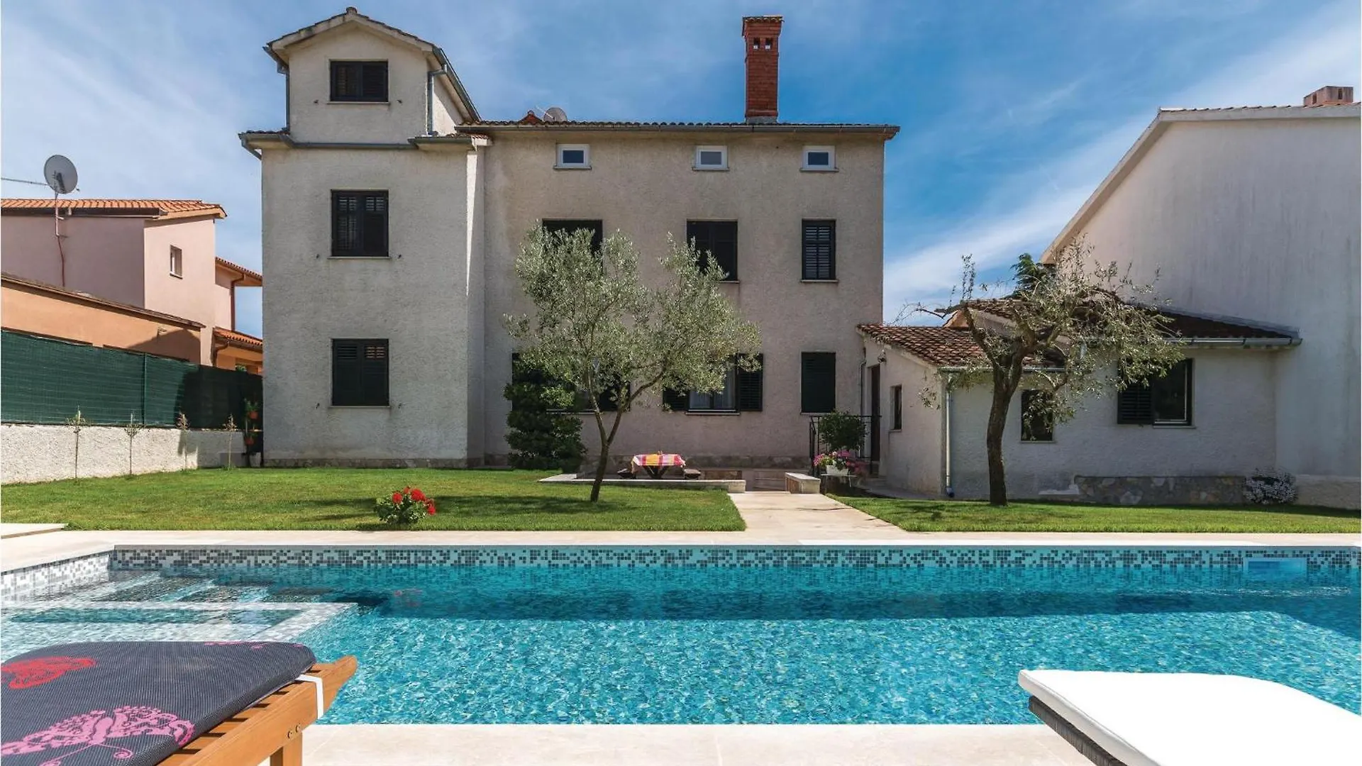 4 Bedroom Lovely Apartment In Stinjan