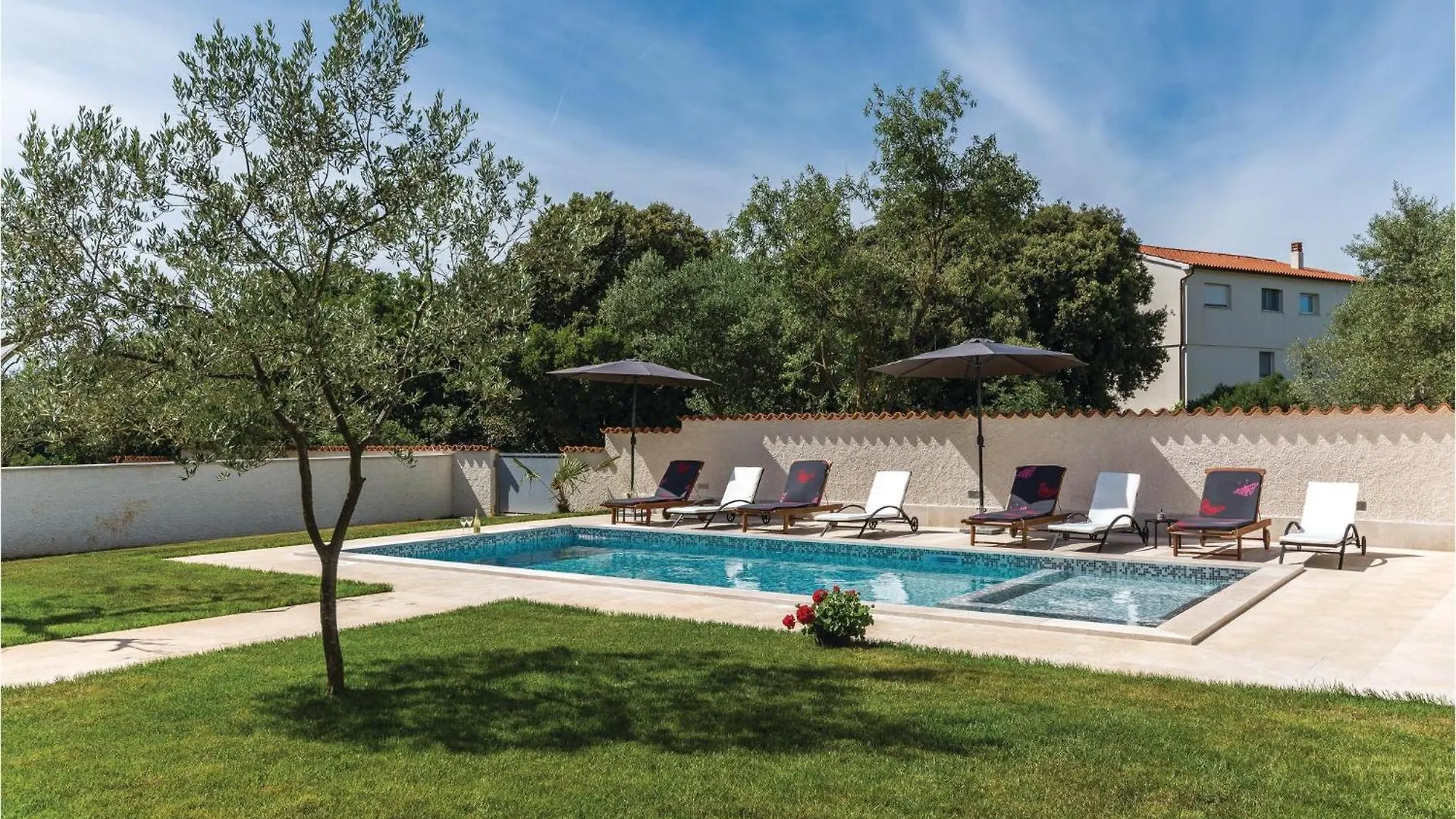 4 Bedroom Lovely Apartment In Stinjan