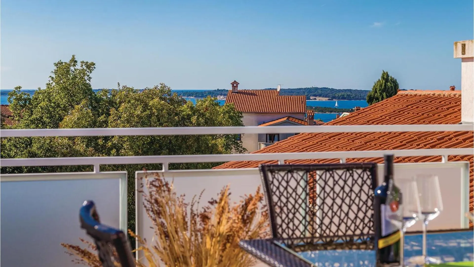 4 Bedroom Lovely Apartment In Штиньян